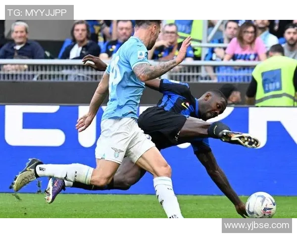 足球明星掐腰庆祝瞬间展现激情与团队精神引发球迷热烈反响